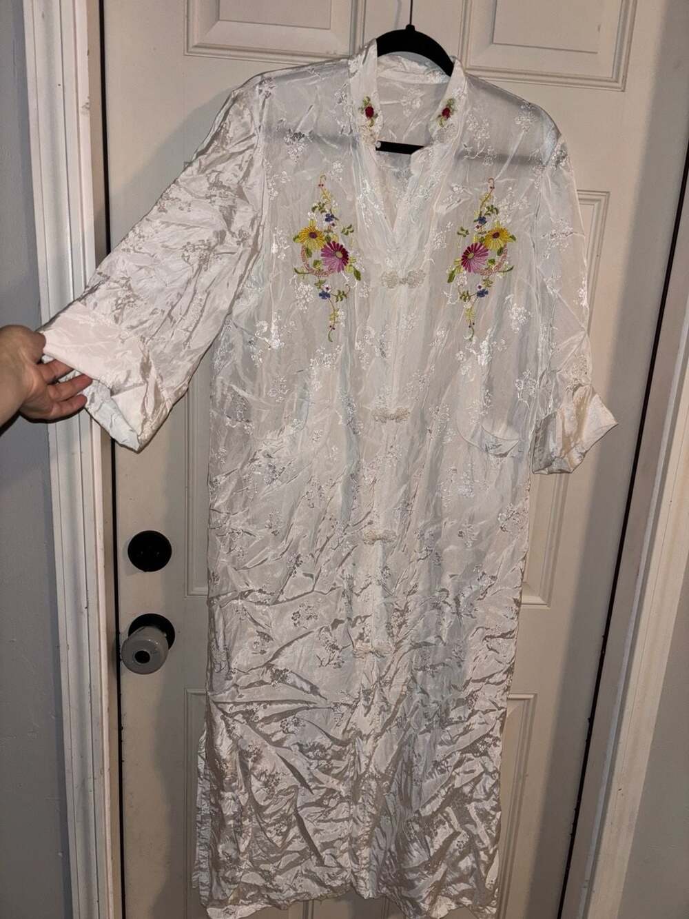Vintage White Chinese Silk Jacquard Robe with Floral Embroidery